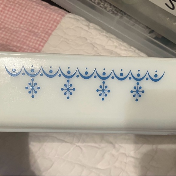 Pyrex Milk Glass Baking Dish in Snowflake Blue 1972 Pristine - Picture 6 of 9